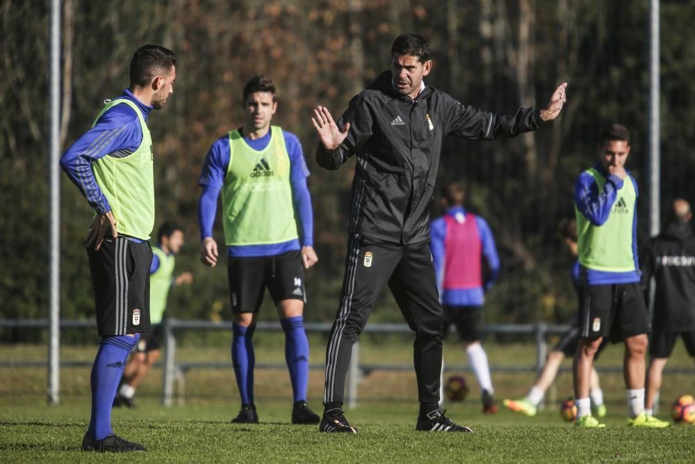 Entrenamiento del Real Oviedo a puerta abierta en El Requexón