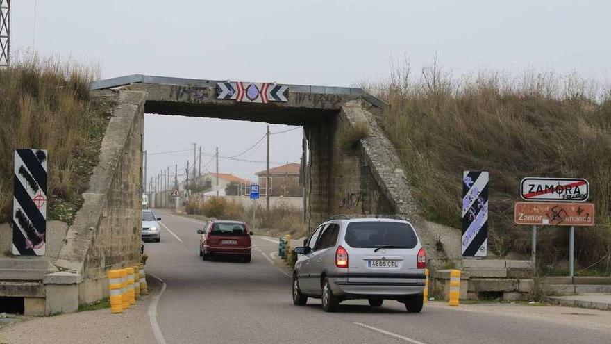 Paso de la carretera CL-605 bajo la vía de tren en el barrio de Pinilla, cuyo ancho será incrementado a corto plazo.