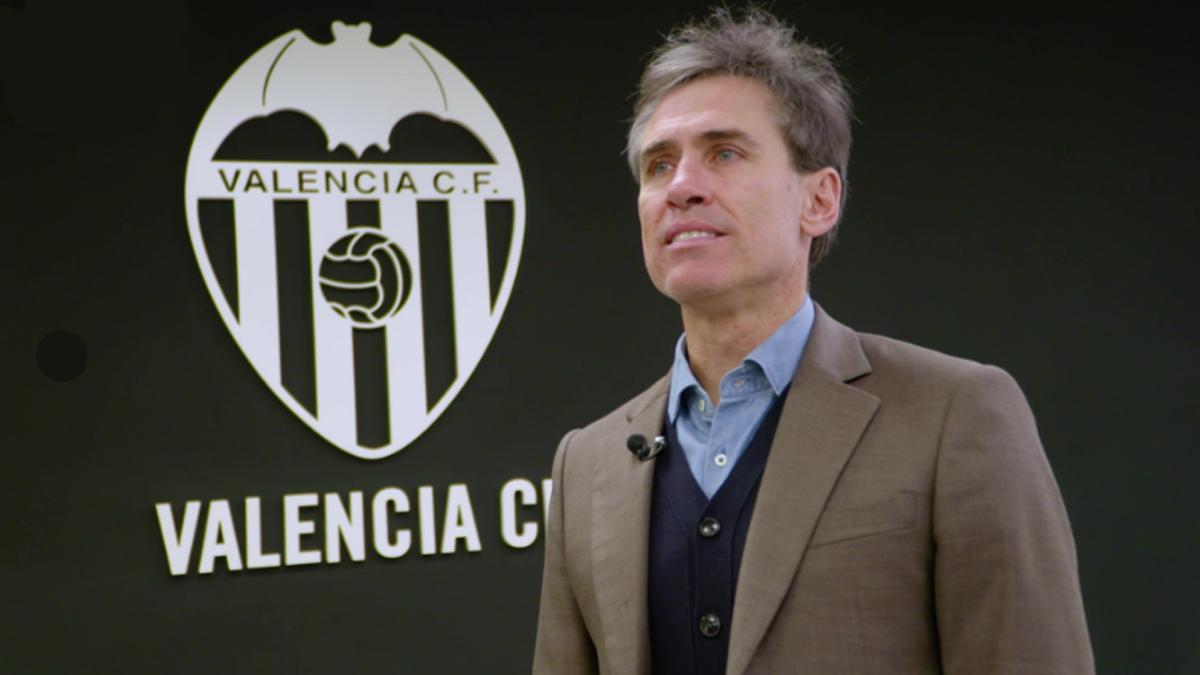Miguel Ángel Corona, junto al escudo del Valencia CF