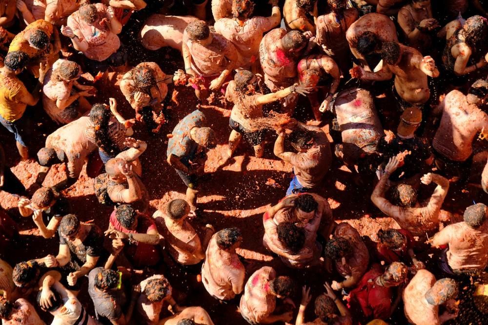 Unes 20.000 persones participen a la Tomatina de Bunyol