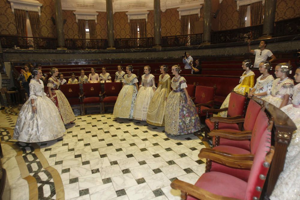 Las cortes de honor ensayan la proclamación de las falleras mayores