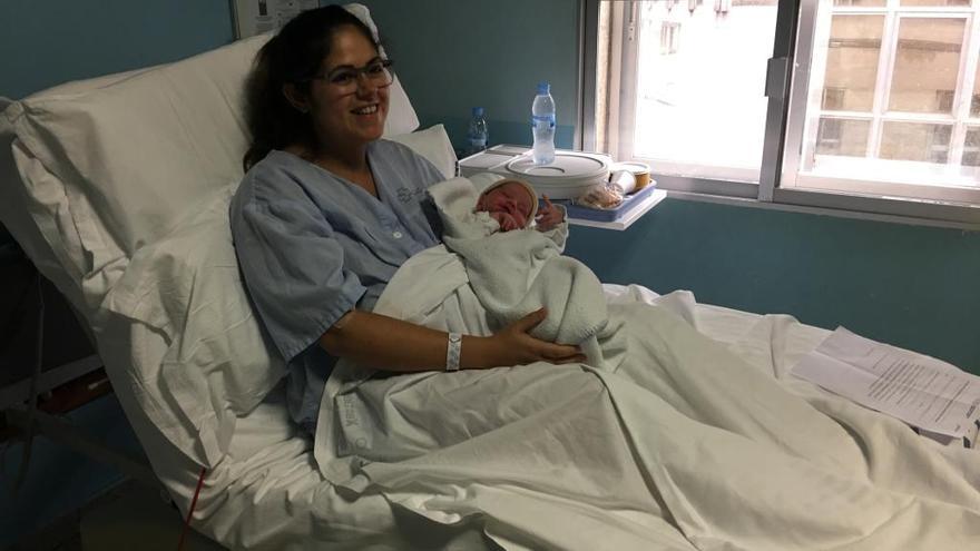 Manuel, primer bebé nacido en el CHOP en 2018, posa con su madre Laura en su habitación del Hospital Provincial.