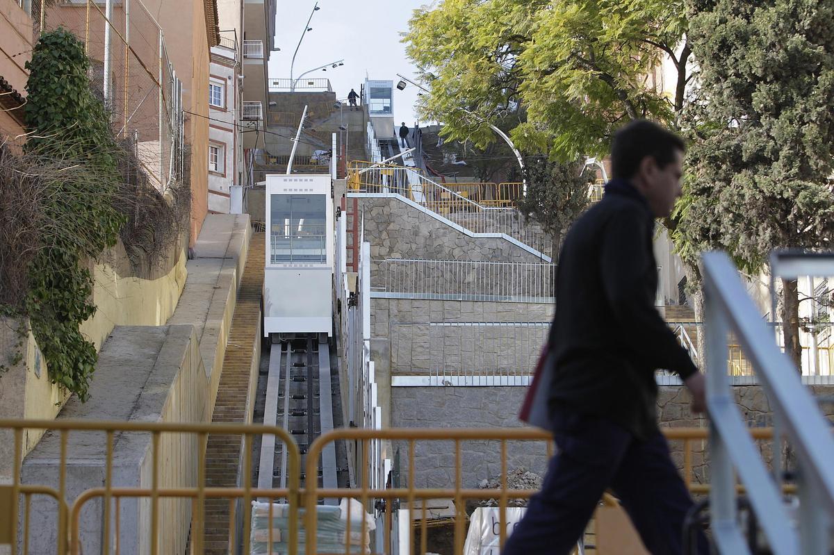 Una nena i el seu avi queden atrapats a l’ascensor d’un carrer de Barcelona