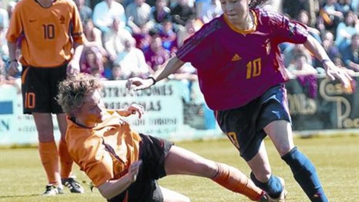La española Laura del Río (derecha) pelea un balón con la holandesa Daphne Koster en un partido del  Campeonato de Europa de selecciones, en el 2004.