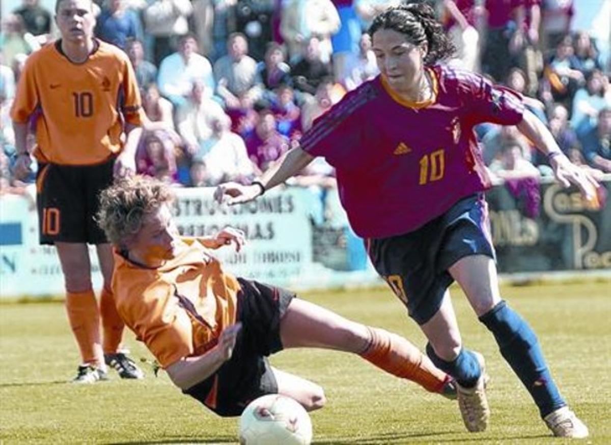L’espanyola Laura del Río (dreta) lluita per la pilota amb l’holandesa Daphne Koster en un partit del Campionatd’Europa de seleccions, el 2004.