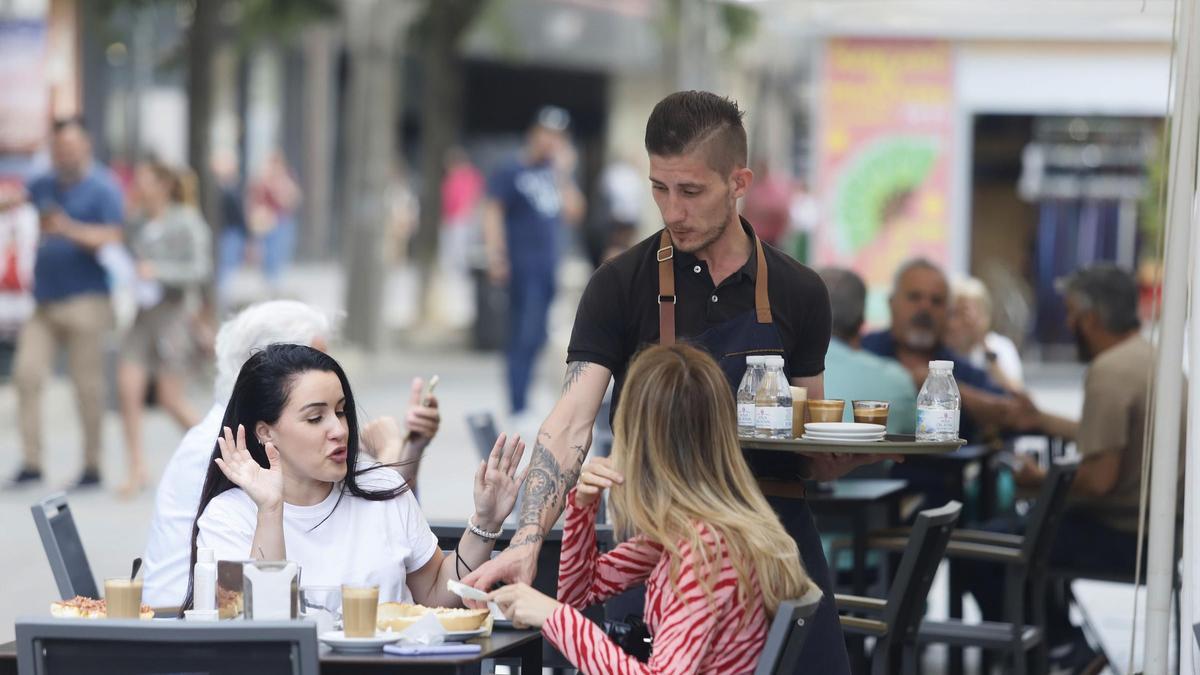 El sector servicios ha sido el que mejor comportamiento en materia de empleo ha tenido en marzo en Córdoba,