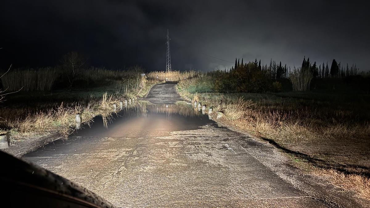 El pas de Can Lel, a Vilatenim, tancat per la pluja.