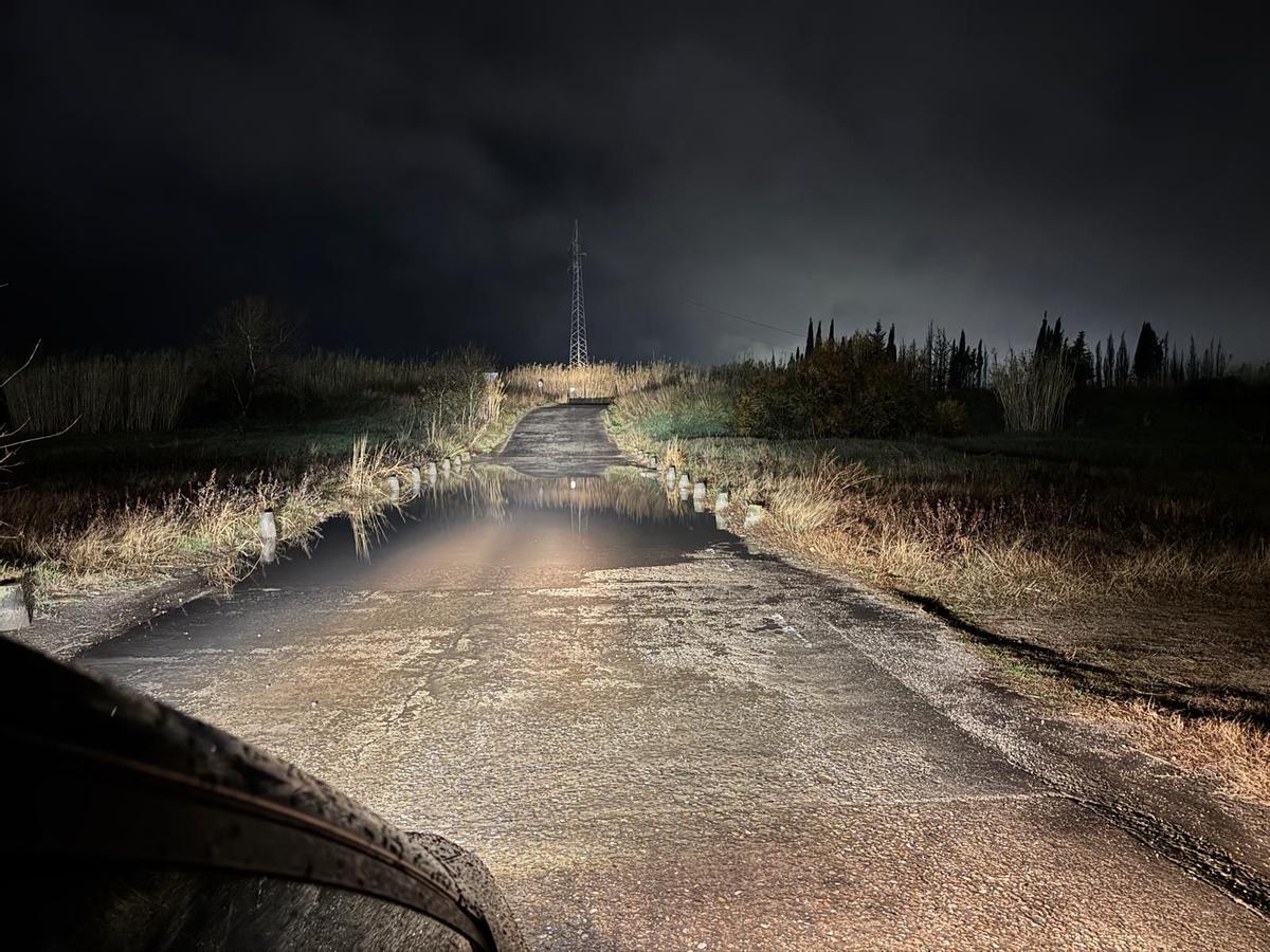 El pas de Can Lel, a Vilatenim, es manté tancat.