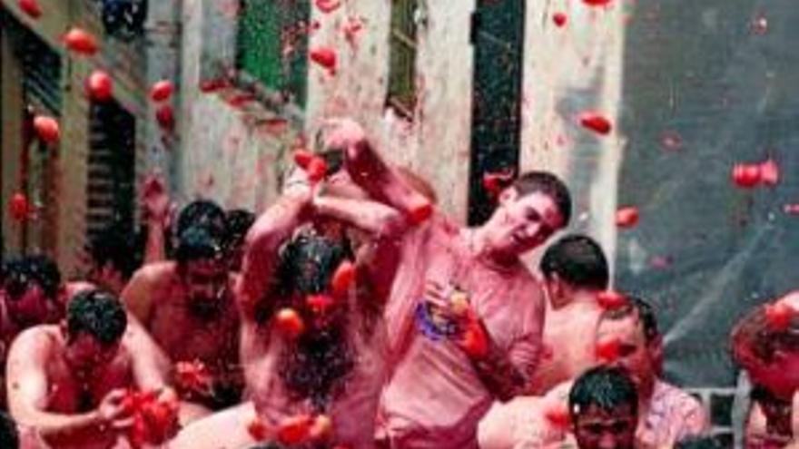 Buñol se llena de tomates extremeños para celebrar su tradicional Tomatina