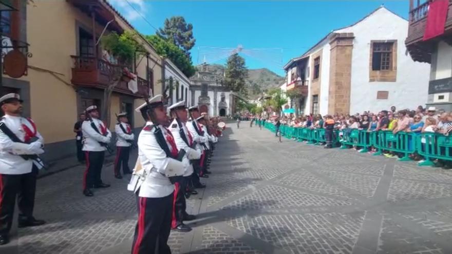 Desfile militar en Teror por el Día del Pino.