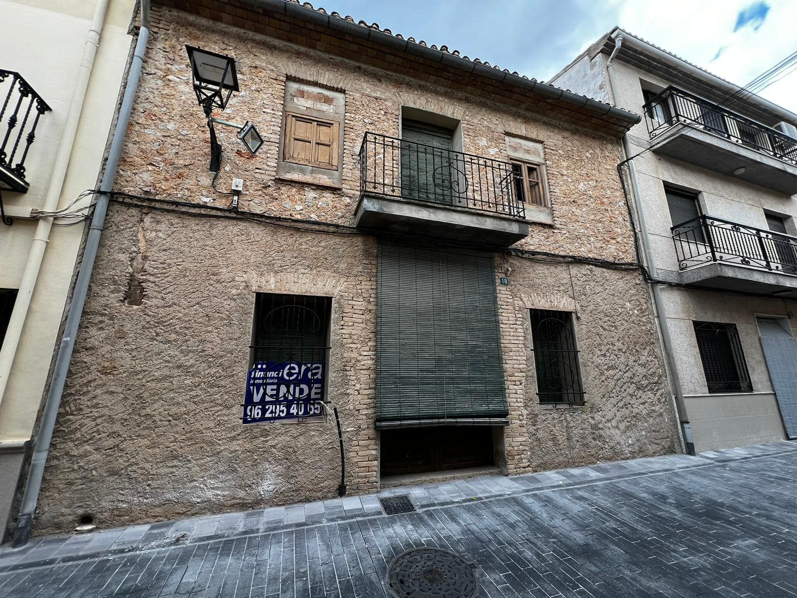 Imagen del inmueble, situado en el número 18 de la calle La Creu, en Almiserà.