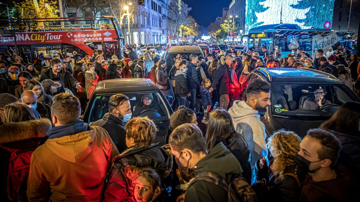 Barcelona desafia l’òmicron amb noves aglomeracions prenadalenques Barcelona desafia l’òmicron amb noves aglomeracions prenadalenques