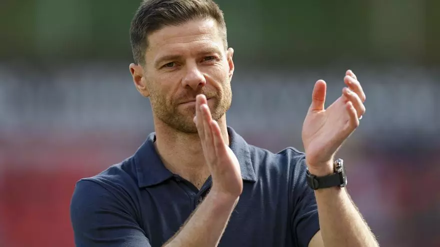 Xabi Alonso no comenta su futuro y felicita a Sergi Runge, entrenador del equipo sub-19
