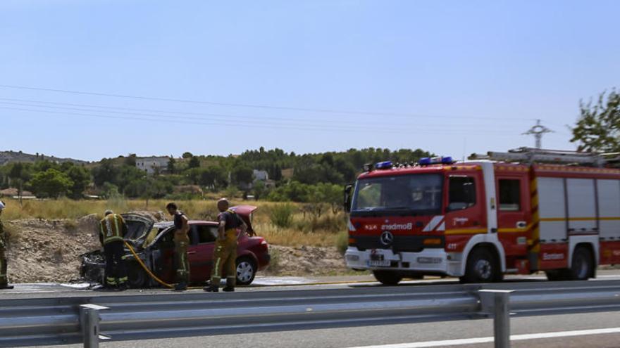 Los bomberos apagando el fuego en la autovía