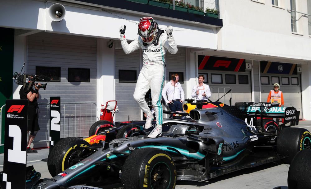 Ajustada victoria de Hamilton en Hungría.
