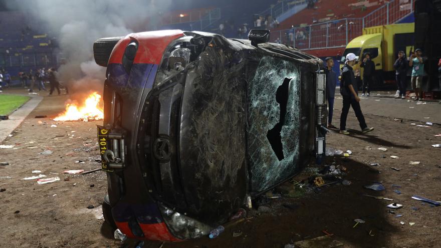 Las imágenes de la trágica avalancha que ha dejado decenas de muertos en un estadio de fútbol en Indonesia