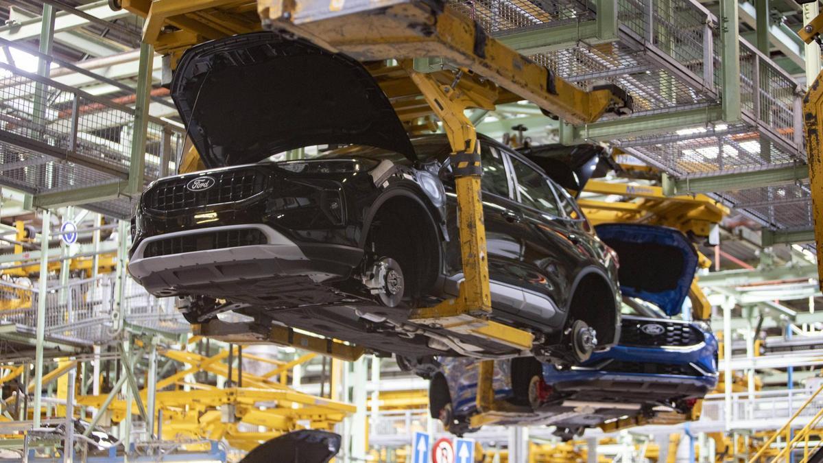 Varios Kuga, en las líneas de fabricación de Ford Almussafes, este pasado mes de mayo.