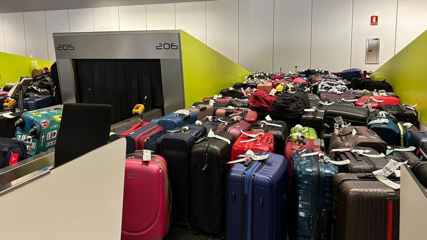 Continúan más de 4.500 maletas apiladas en el Aeropuerto de Gran Canaria