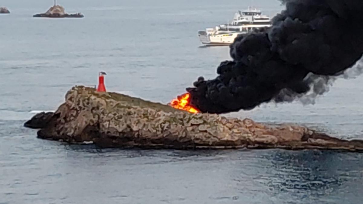 Incendio de una lancha cerca de s'Illa Negra, en el puerto de Ibiza.