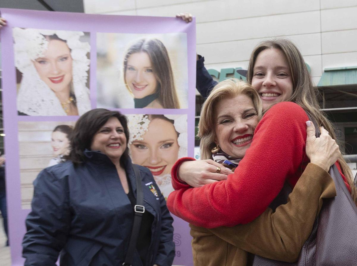 Las candidatas regresan a Alicante arropadas por una emotiva bienvenida de foguerers, en imágenes Las candidatas regresan a Alicante arropadas por una emotiva bienvenida de foguerers, en imágenes