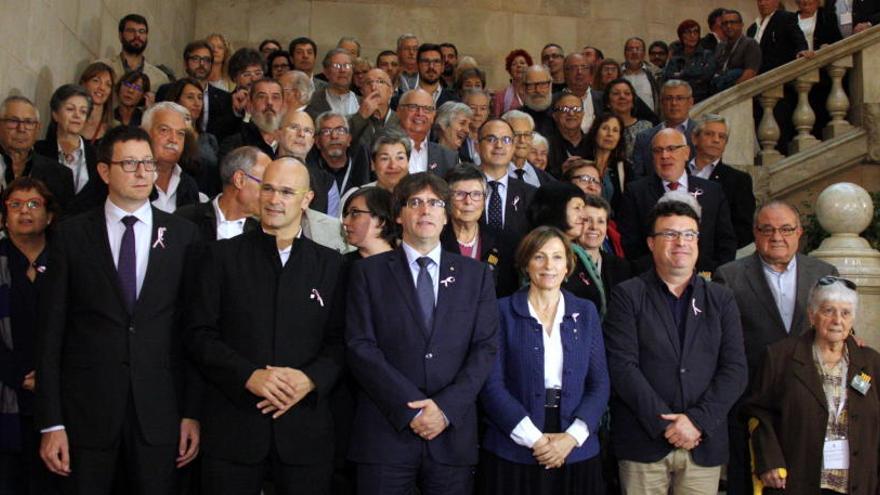 Familiars de les víctimes i representants del Govern, avui al Parlament.