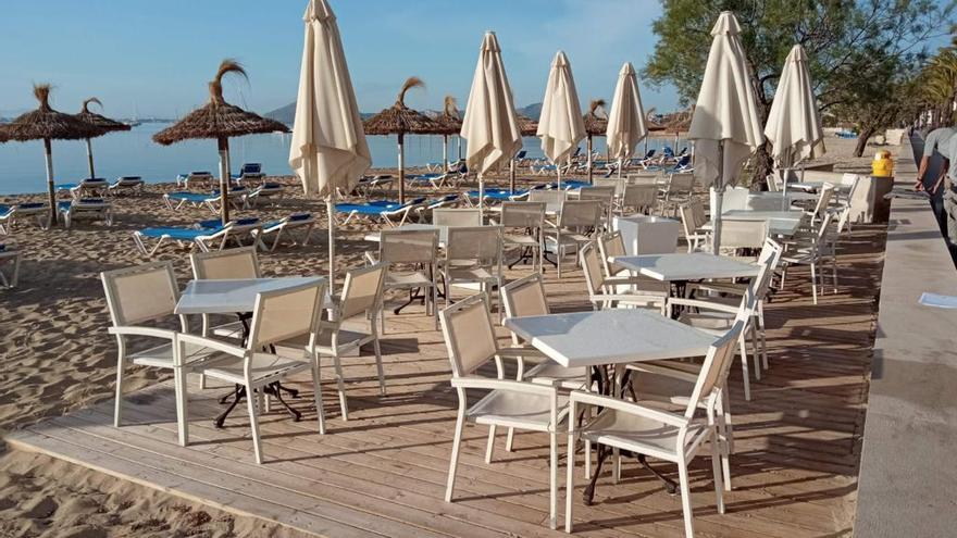 Gemeinde Pollença auf Mallorca entfernt illegale Strandterrasse an der Playa dels Tamarells