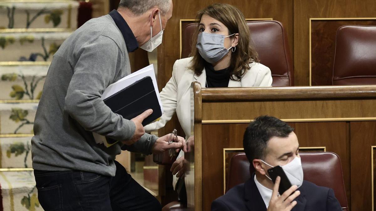 El diputado de Compromís, Joan Baldoví, con la vicesecretaria del PSOE, Adriana Lastra.