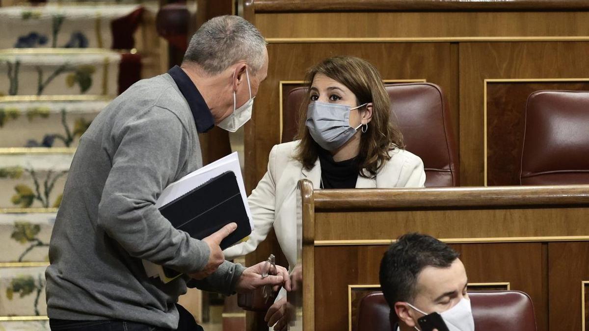 El diputado de Compromís, Joan Baldoví, con la vicesecretaria del PSOE, Adriana Lastra.