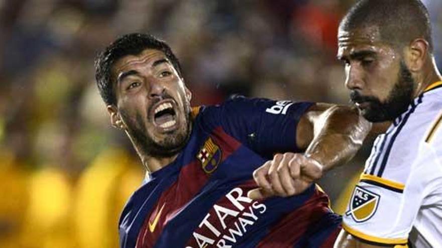 Suárez forcejea con un defensa del Galaxy.