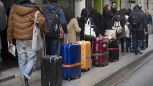 jgblanco33196594 barcelona 16 03 2016 turistas con maletas en la ciudad fotog170322144231