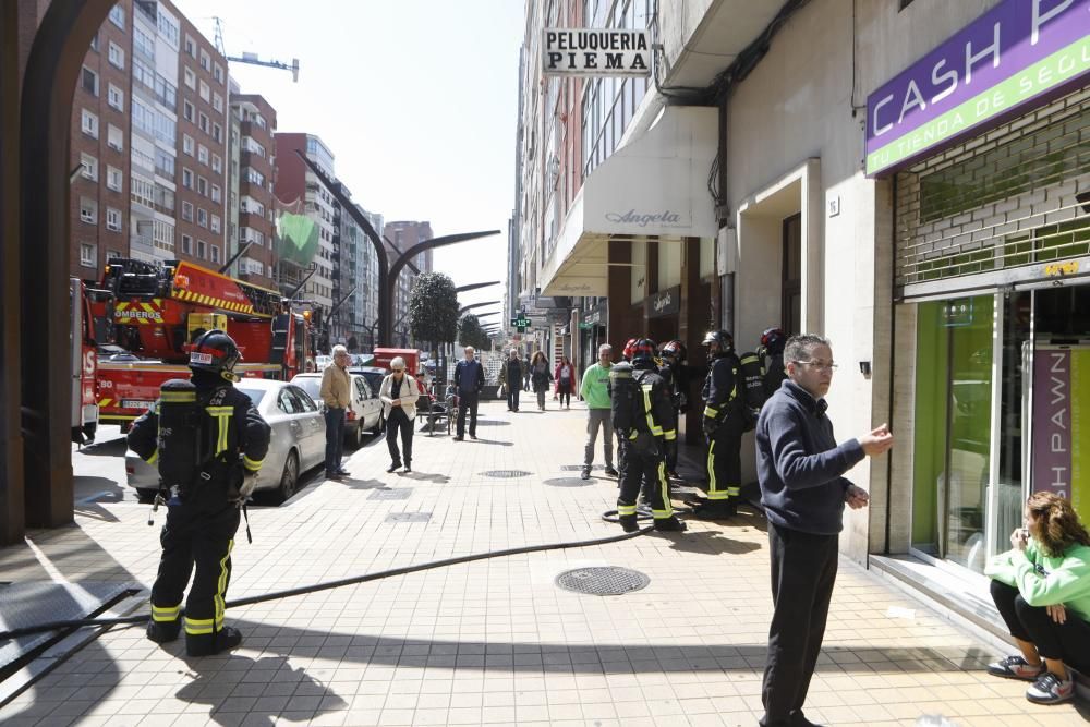 Intervención de bomberos en un edificio de la avenida de Constitución.