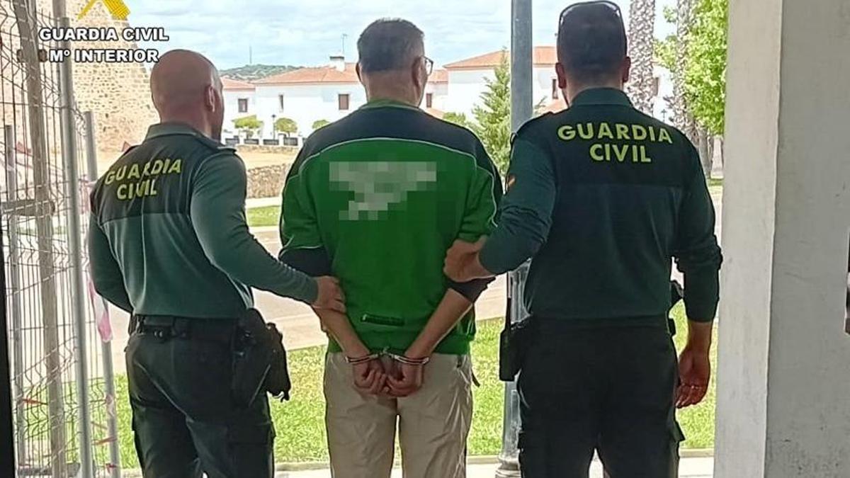 El detenido por el intento de homicidio custodiado por dos agentes de la Guardia Civil.