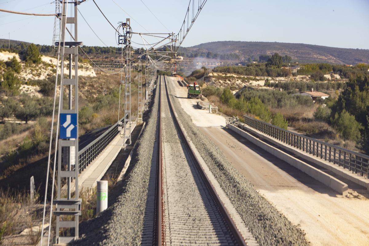 Trazado por el que se desviará el tráfico entre La Encina y Xàtiva para transformar a ancho internacional el que ahora está operativo.