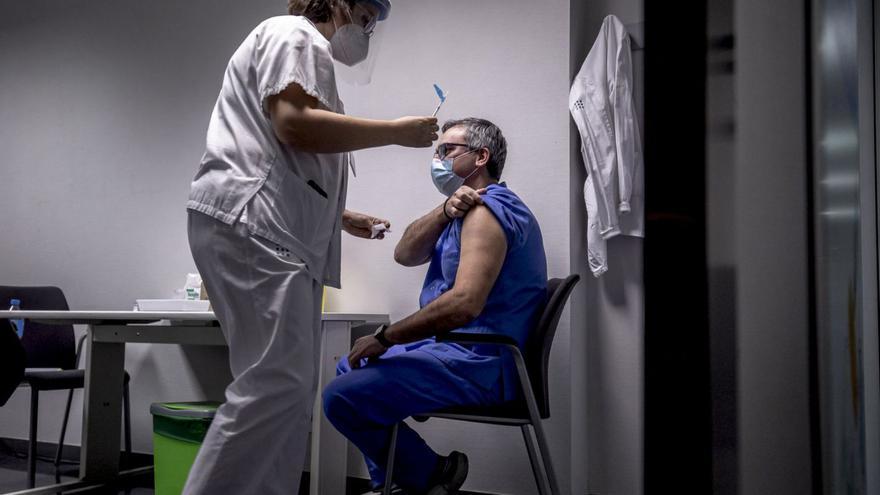 Los médicos piden la tercera dosis covid ante el repunte de contagios