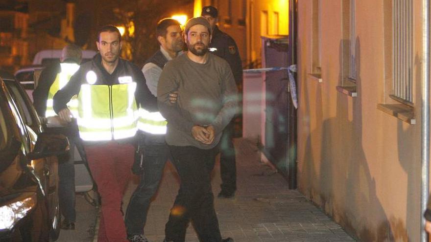El acusado de atentar contra la sede del PP llega a Teruel para el registro de su casa