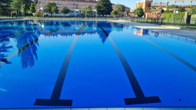 Las piscinas abren todos los días de 9 de la mañana a 9 de la noche. | SERVICIO ESPECIAL