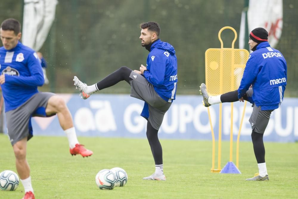 Luis César Sampedro dirigió a sus jugadores en un partido de once contra once en la ciudad deportiva de Abegondo.