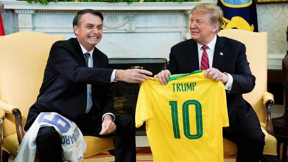 Bolsonaro ofrece a Trump la camiseta de la selección brasileña de fútbol.