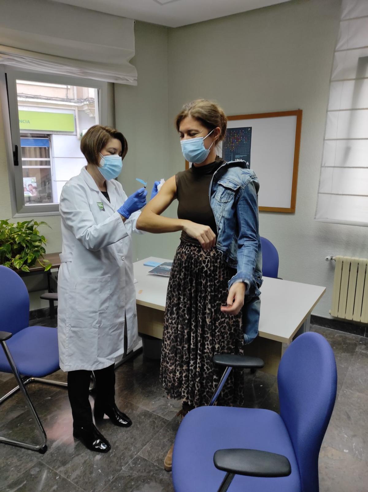 Clara San Damián se vacuna contra la gripe