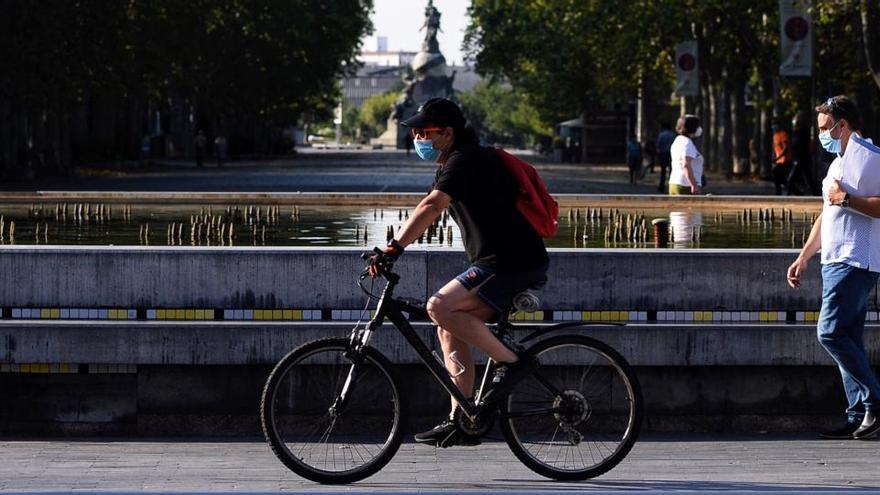 Un hombre circula en bicicleta por Valladolid.