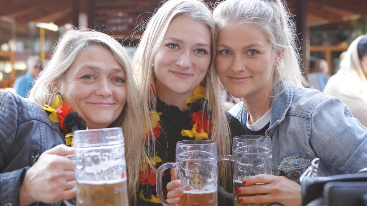 Fußballfans während eines Deutschland-Spiels im Bierkönig auf Mallorca im November 2022.