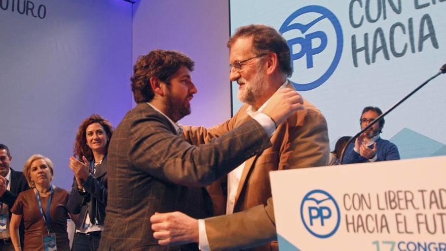 Fernando López Miras y Mariano Rajoy se abrazan durante el acto de clausura del XVII Congreso Autonómico del Partido Popular de la Región, celebrado ayer en el campus de Espinardo.