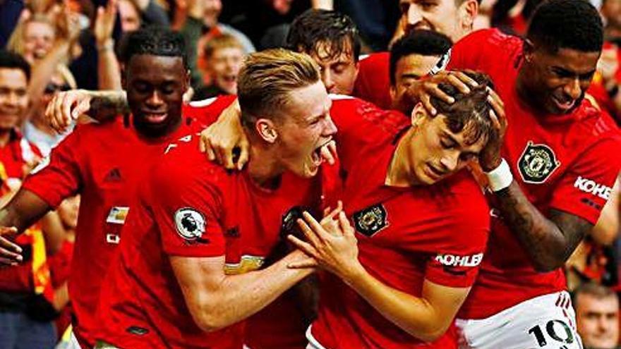 Los jugadores del Manchester United celebran uno de los goles ayer ante el Chelsea.