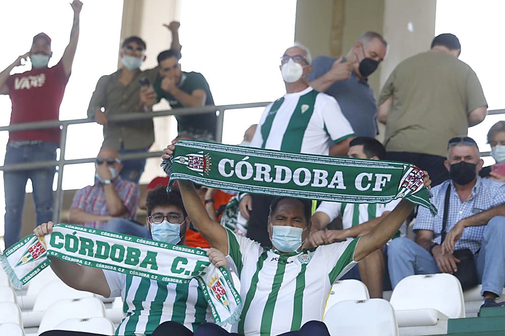 Aficionados asistentes al Córdoba CF-UD San Fernando