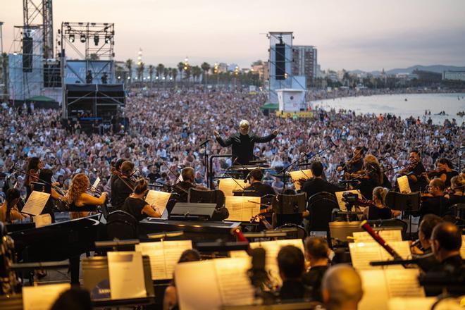 Gran Gala de Ópera de Clàssica a la Platja desde la playa de Sant Sebastià durante el concierto gratuito del Gran Teatre del Liceu