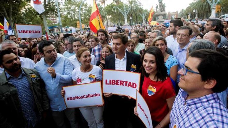 La disputa por los lazos amarillos anticipa el 'otoño caliente' en Cataluña