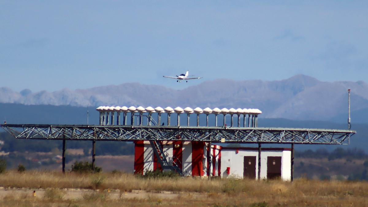 Una aeronave durante el raid aéreo en el Aeródromo Militar de León.