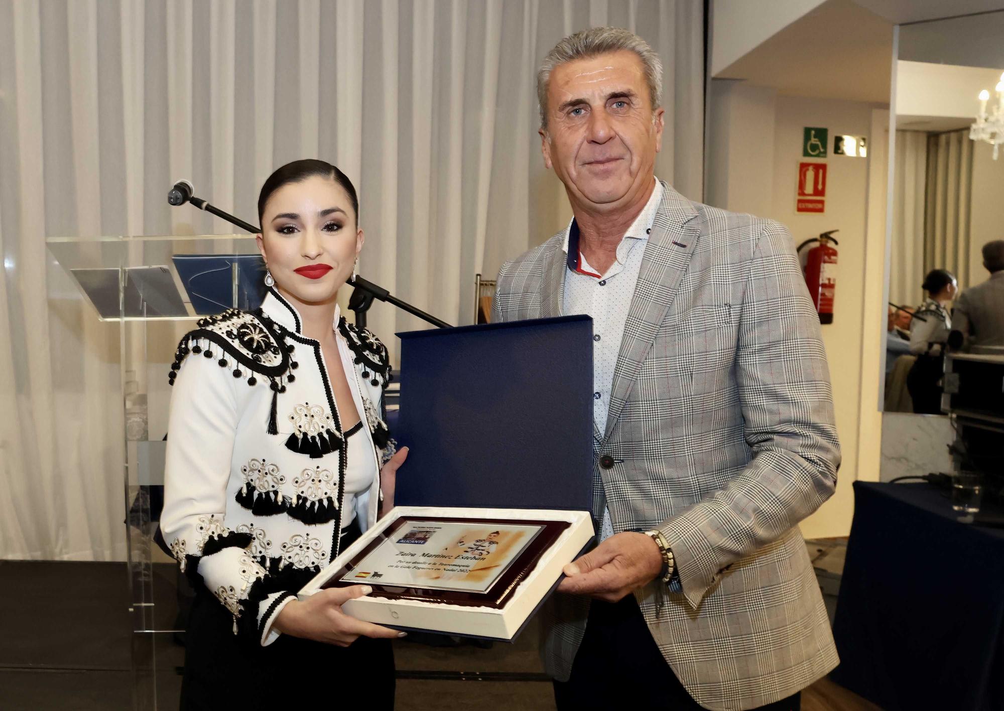La Asociación Cultural Taurina “Puerta Grande” de Alicante premia a Santiago Esplá como novillero triunfador de la Feria de Hogueras 2022