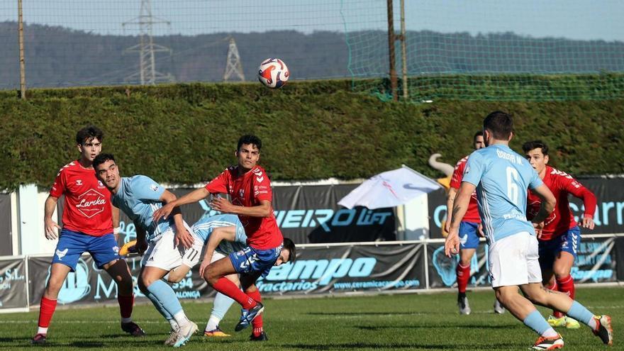 El Areas atina más en un derroche de goles y errores ante el Umia