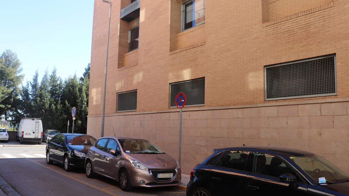 Ventana de los juzgados de Catarroja por la que escapó el detenido.